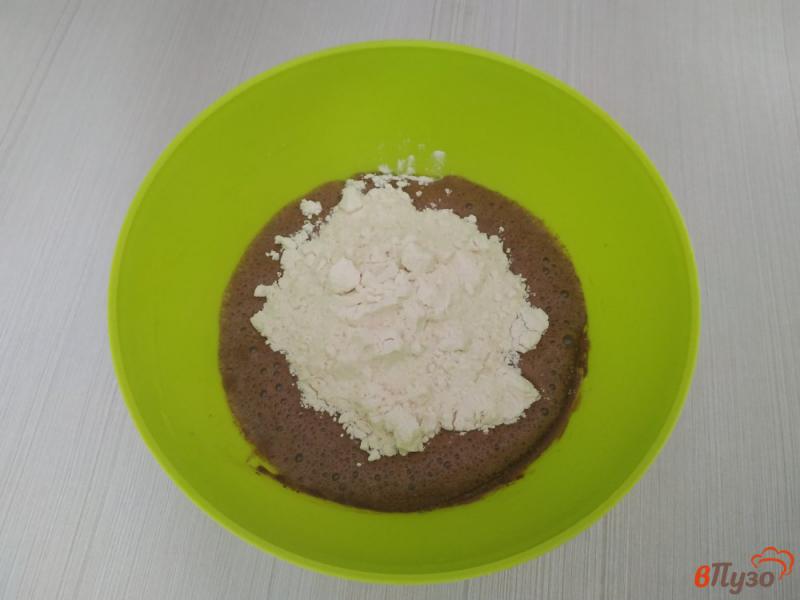 Фото приготовление рецепта: Шоколадные капкейки в микроволновке шаг №4