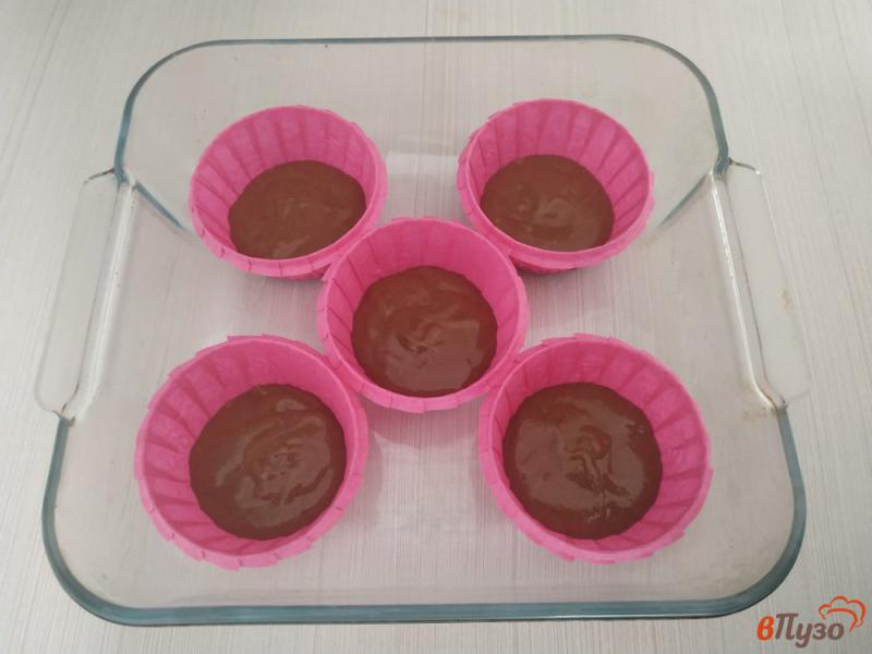 Фото приготовление рецепта: Шоколадные капкейки в микроволновке шаг №5
