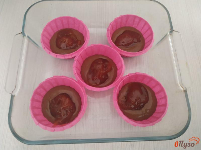 Фото приготовление рецепта: Шоколадные капкейки в микроволновке шаг №6