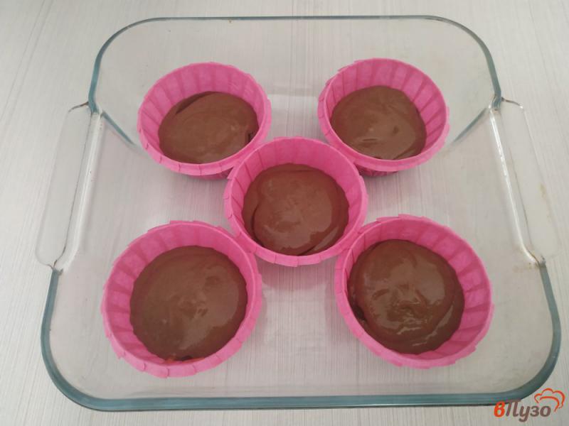 Фото приготовление рецепта: Шоколадные капкейки в микроволновке шаг №7