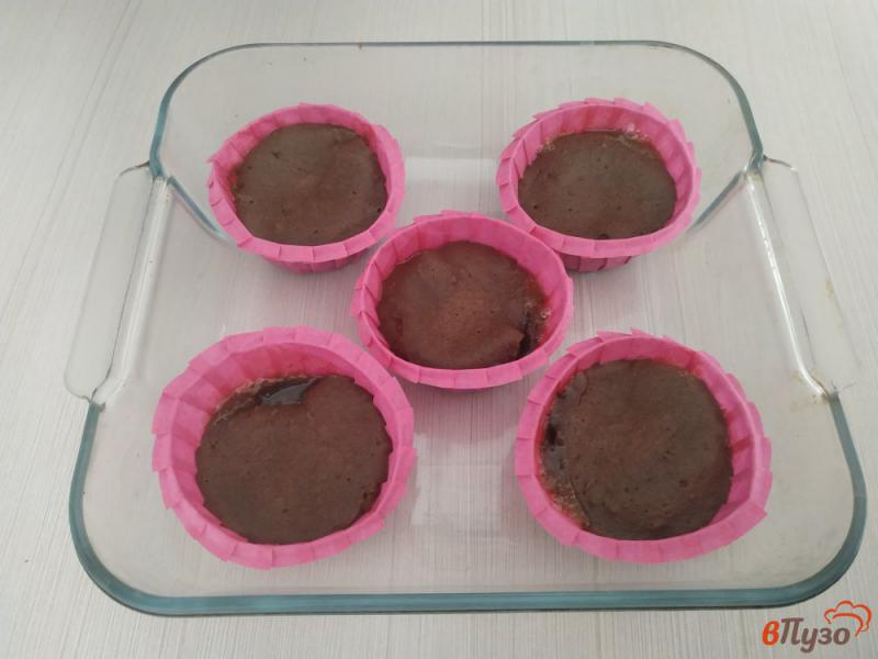Фото приготовление рецепта: Шоколадные капкейки в микроволновке шаг №8