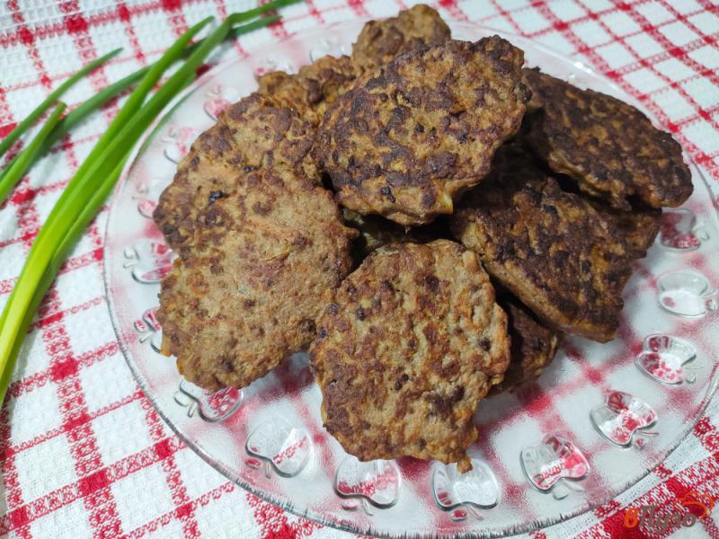 Фото приготовление рецепта: Печеночные котлеты с картофельным пюре и овощами шаг №7