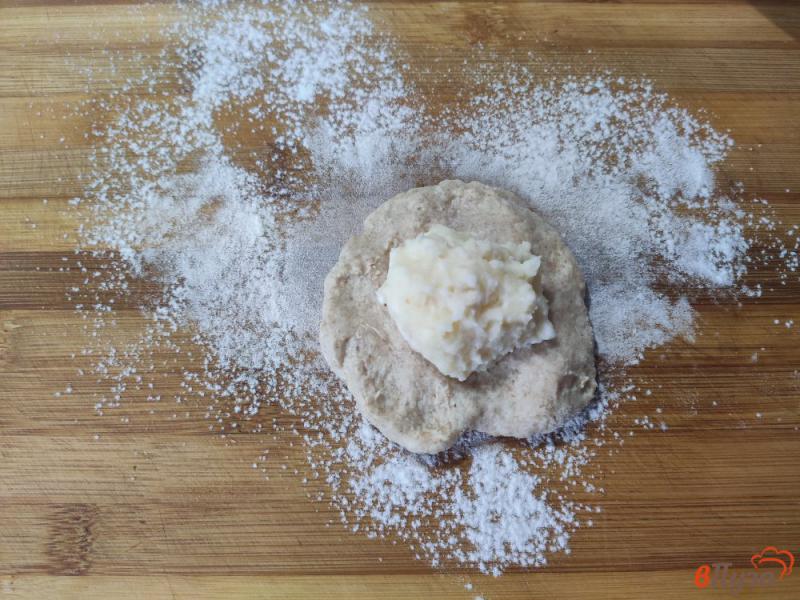 Фото приготовление рецепта: Пирожки с картофелем и плавленным сырком шаг №5