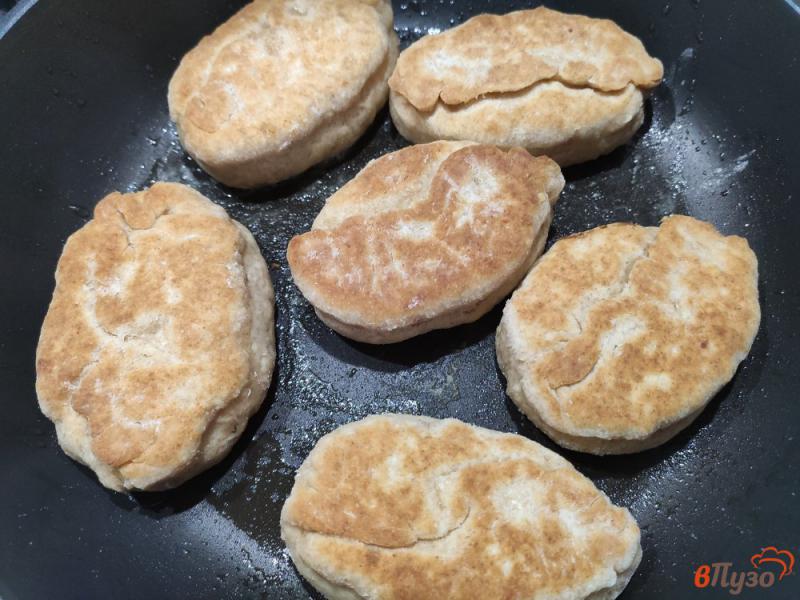 Фото приготовление рецепта: Пирожки с картофелем и плавленным сырком шаг №7
