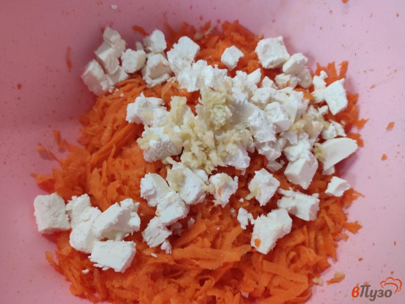 Фото приготовление рецепта: Морковный салат с фетой шаг №3