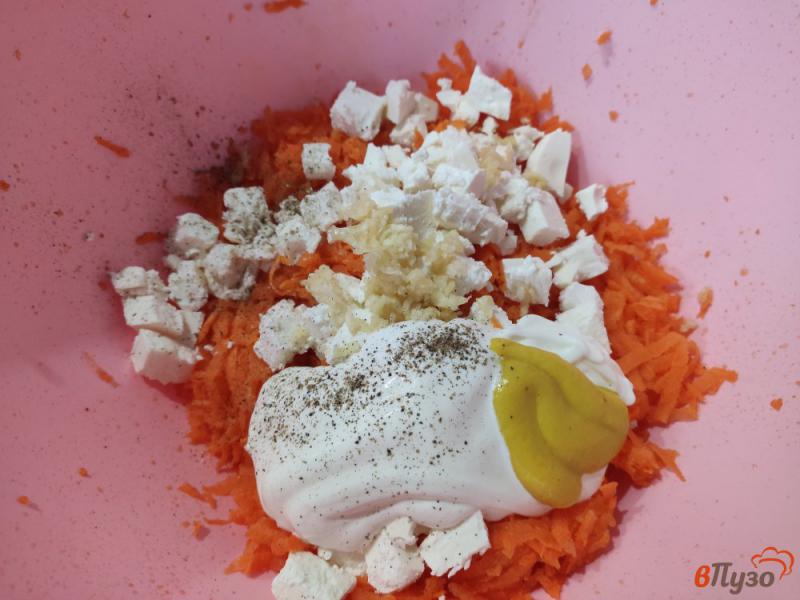 Фото приготовление рецепта: Морковный салат с фетой шаг №4