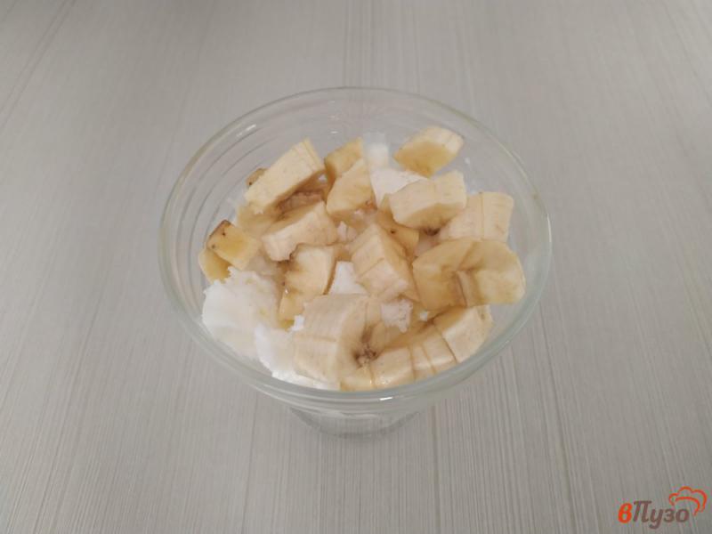 Фото приготовление рецепта: Мороженое с фруктами и взбитыми сливками шаг №5