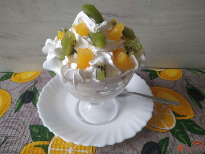 Фото приготовление рецепта: Мороженое с фруктами и взбитыми сливками шаг №9