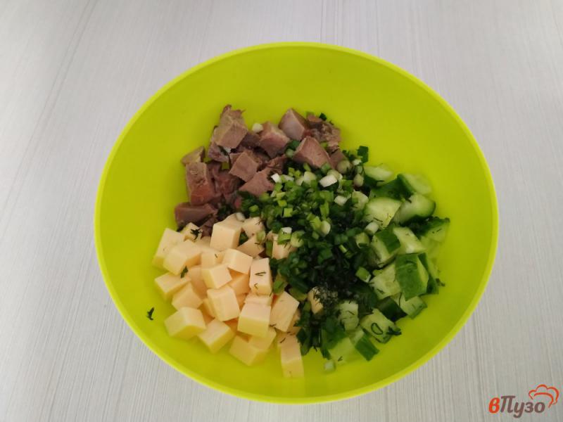Фото приготовление рецепта: Салат с языком и сыром шаг №8