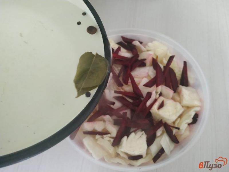 Фото приготовление рецепта: Маринованная капуста со свеклой шаг №7