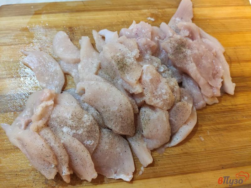 Фото приготовление рецепта: Картофель запечённый с куриным филе и сметаной шаг №2