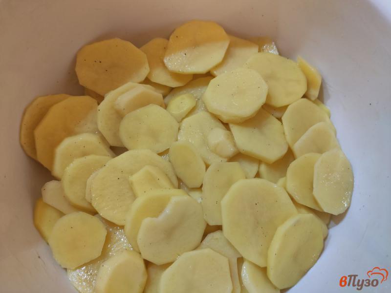 Фото приготовление рецепта: Картофель запечённый с куриным филе и сметаной шаг №4