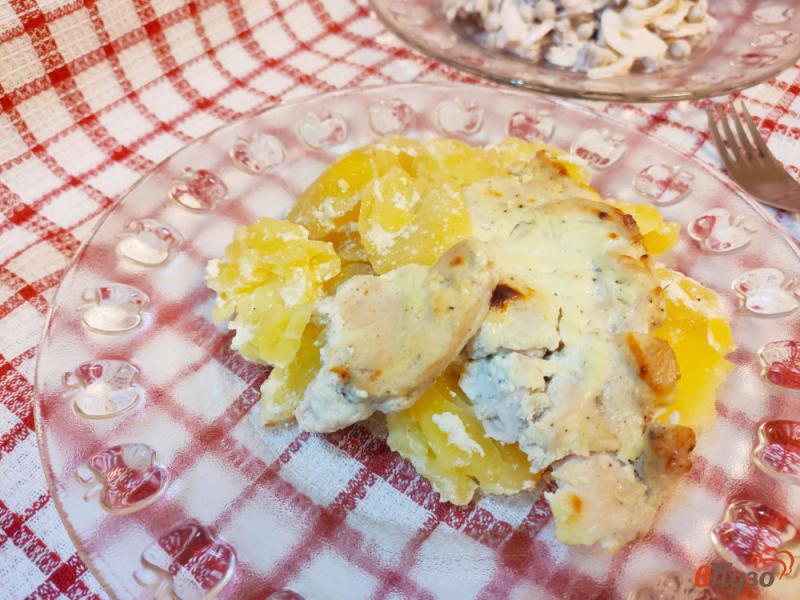Фото приготовление рецепта: Картофель запечённый с куриным филе и сметаной шаг №9