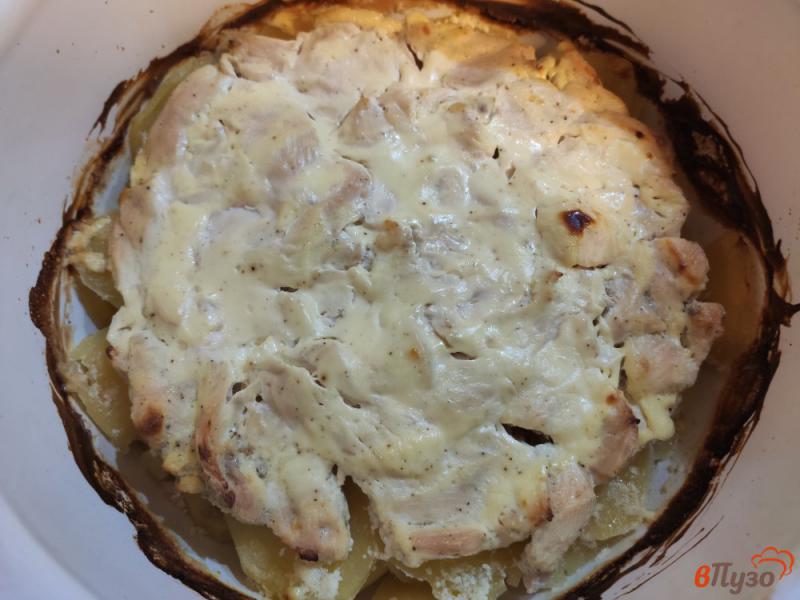 Фото приготовление рецепта: Картофель запечённый с куриным филе и сметаной шаг №8