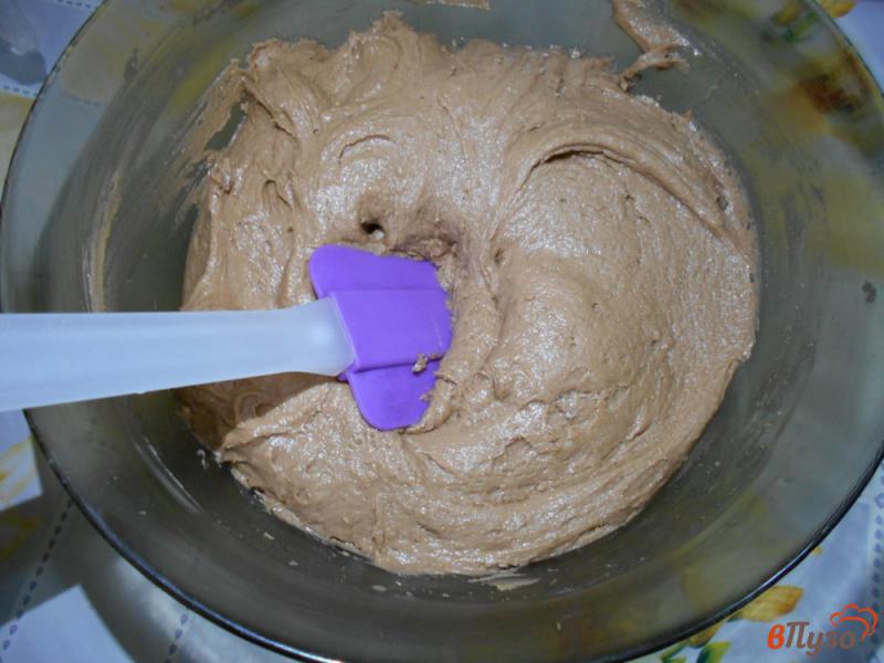 Фото приготовление рецепта: Шоколадное пирожное с персиковой начинкой шаг №4