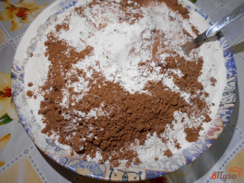 Фото приготовление рецепта: Шоколадное пирожное с персиковой начинкой шаг №3