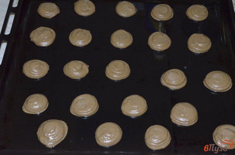 Фото приготовление рецепта: Шоколадное пирожное с персиковой начинкой шаг №5