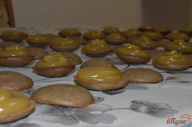 Фото приготовление рецепта: Шоколадное пирожное с персиковой начинкой шаг №13