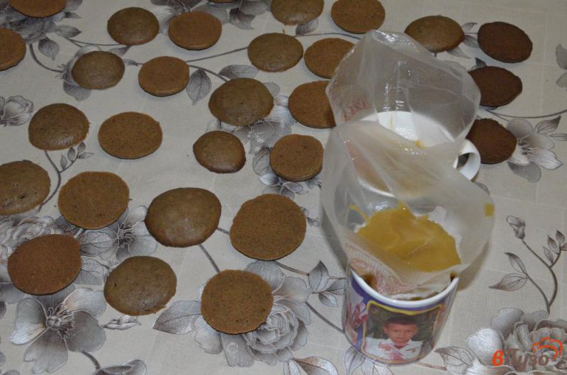 Фото приготовление рецепта: Шоколадное пирожное с персиковой начинкой шаг №12