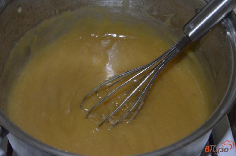 Фото приготовление рецепта: Шоколадное пирожное с персиковой начинкой шаг №11