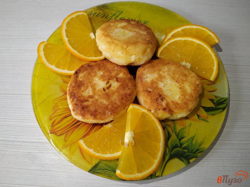 Фото приготовление рецепта: Апельсиновые сырники шаг №8