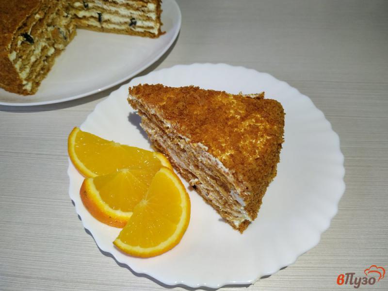 Фото приготовление рецепта: Торт медовый с черносливом шаг №16