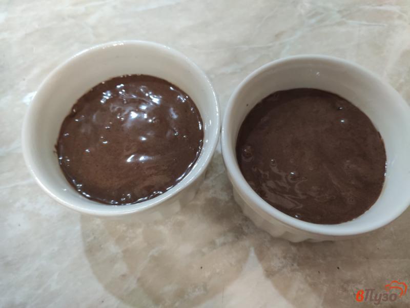 Фото приготовление рецепта: Шоколадные кексы с вишней в микроволновке шаг №5