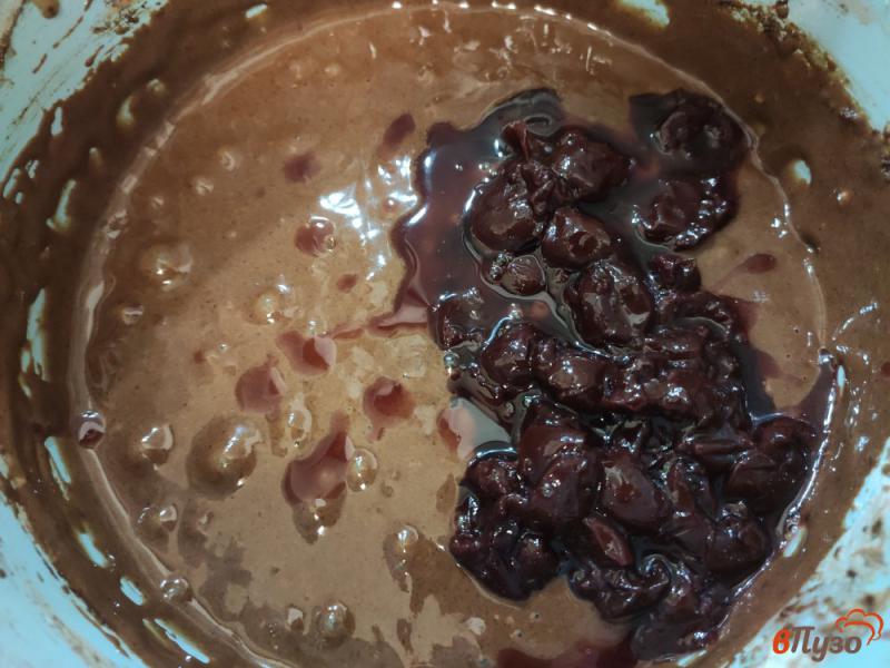 Фото приготовление рецепта: Шоколадные кексы с вишней в микроволновке шаг №4
