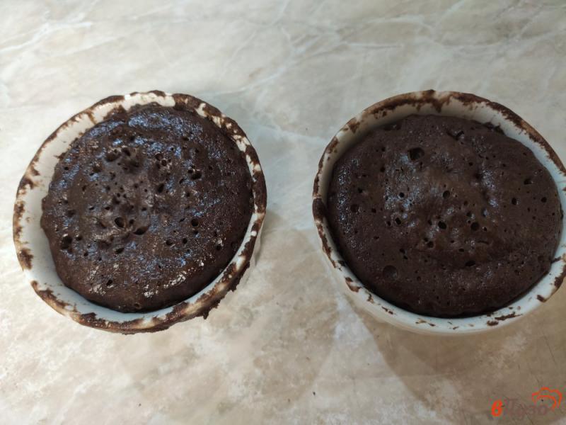 Фото приготовление рецепта: Шоколадные кексы с вишней в микроволновке шаг №6