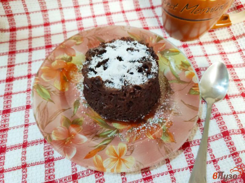 Фото приготовление рецепта: Шоколадные кексы с вишней в микроволновке шаг №7