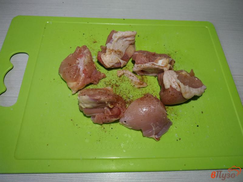Фото приготовление рецепта: Запечённый картофель в горшочке с куриными бедрами шаг №1