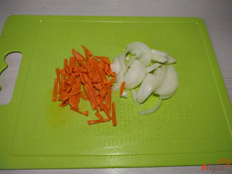 Фото приготовление рецепта: Запечённый картофель в горшочке с куриными бедрами шаг №2
