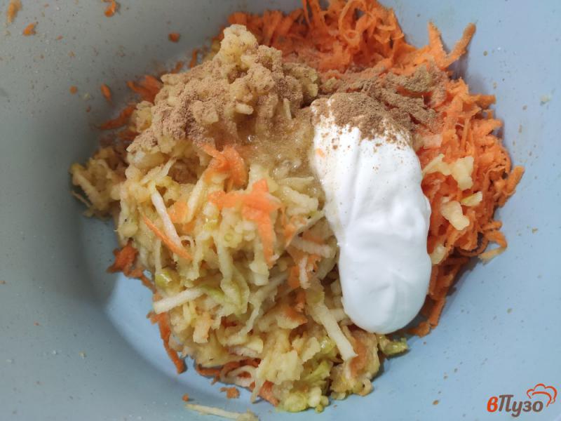 Фото приготовление рецепта: Морковно-яблочный салат с изюмом и грецкими орехами шаг №2