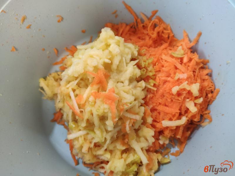 Фото приготовление рецепта: Морковно-яблочный салат с изюмом и грецкими орехами шаг №1