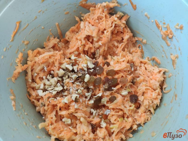 Фото приготовление рецепта: Морковно-яблочный салат с изюмом и грецкими орехами шаг №3