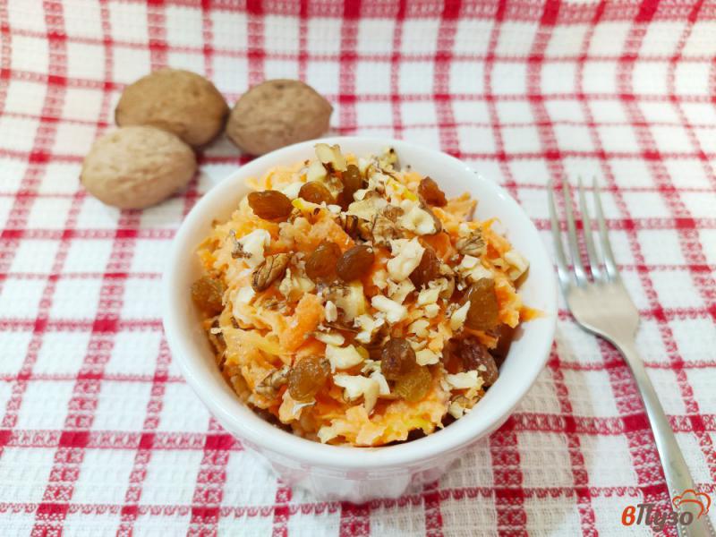Фото приготовление рецепта: Морковно-яблочный салат с изюмом и грецкими орехами шаг №4