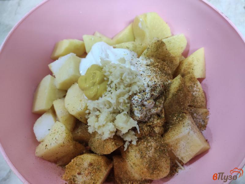 Фото приготовление рецепта: Картофель запечённый со сметаной и горчицей шаг №3