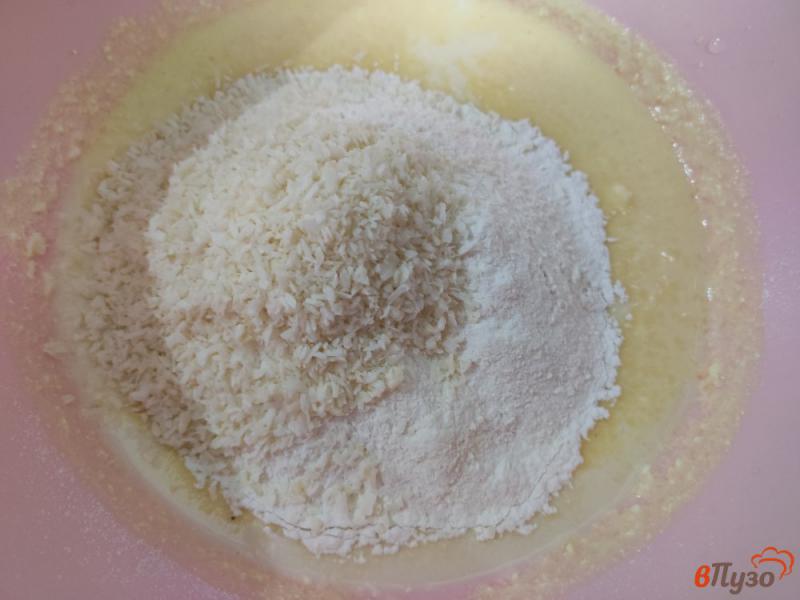 Фото приготовление рецепта: Творожно-кокосовые вафли шаг №3