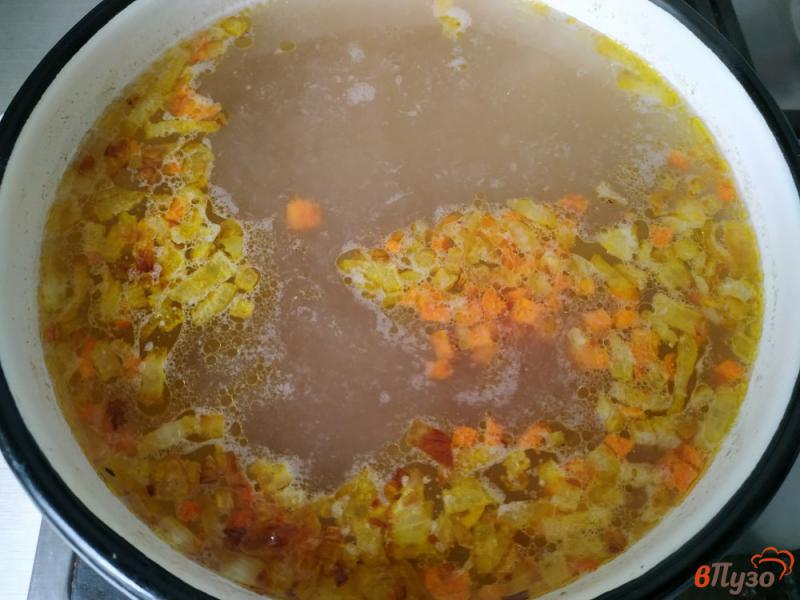 Фото приготовление рецепта: Суп с перловкой на индюшином бульоне шаг №6