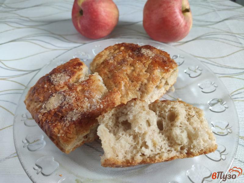 Фото приготовление рецепта: Дрожжевые булочки с яблоками шаг №11