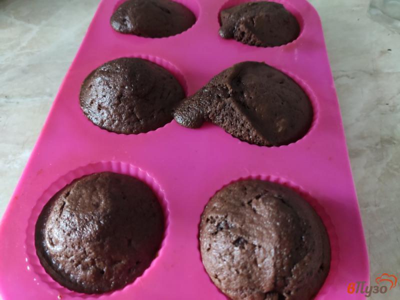 Фото приготовление рецепта: Шоколадные кексы на кефире шаг №7