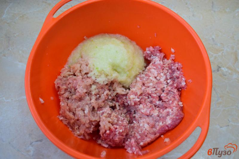 Фото приготовление рецепта: Мясные котлеты с капустой, картошкой и луком шаг №2