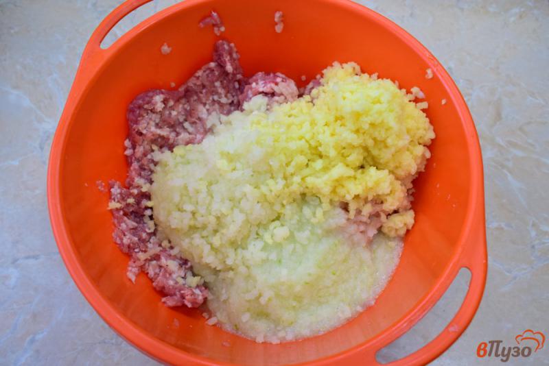 Фото приготовление рецепта: Мясные котлеты с капустой, картошкой и луком шаг №3