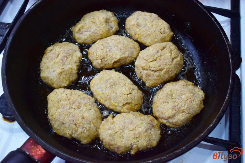 Фото приготовление рецепта: Мясные котлеты с капустой, картошкой и луком шаг №5