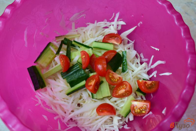 Фото приготовление рецепта: Капустный салат с горошком и помидорами шаг №3