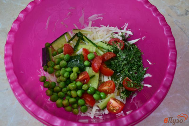 Фото приготовление рецепта: Капустный салат с горошком и помидорами шаг №4