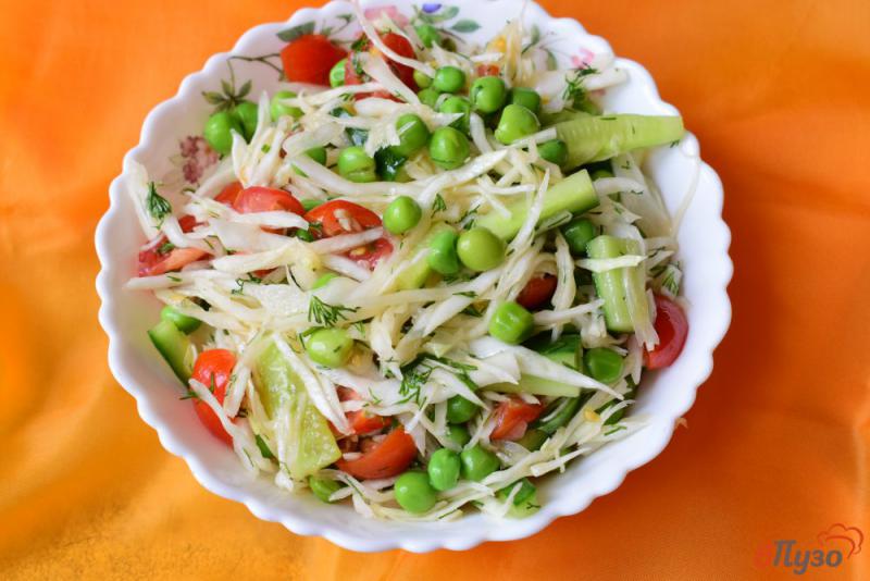 Фото приготовление рецепта: Капустный салат с горошком и помидорами шаг №5