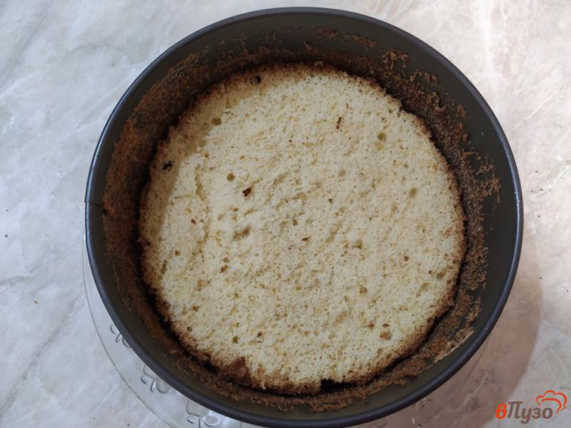Фото приготовление рецепта: Бисквитный торт с желе из варенья шаг №8