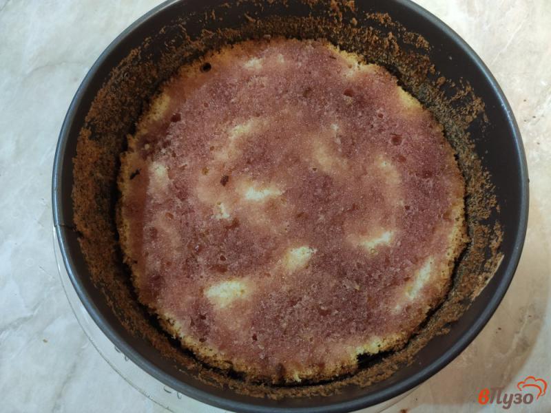Фото приготовление рецепта: Бисквитный торт с желе из варенья шаг №9