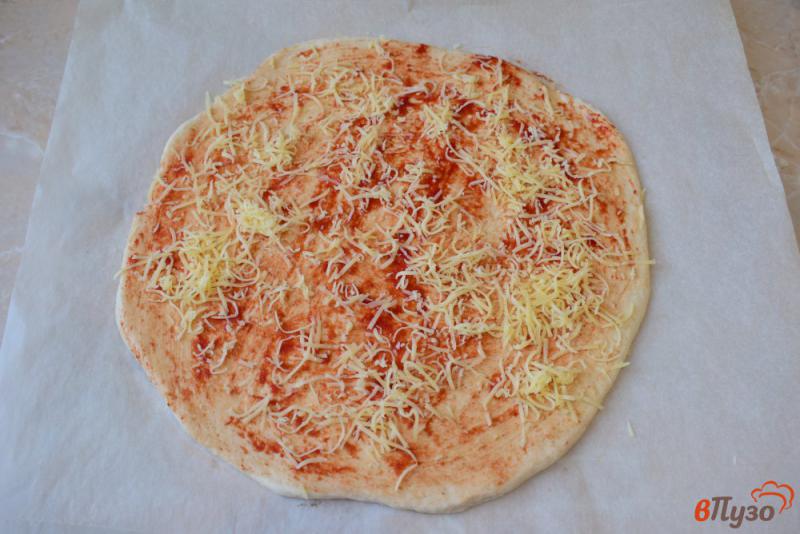Фото приготовление рецепта: Пицца с грибами и маринованными огурцами шаг №2